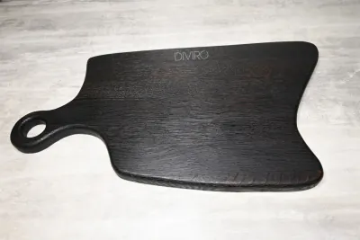 Большая чёрная сервировочная доска, обожжённый дуб 54×30 см от мастерской DIVIRO